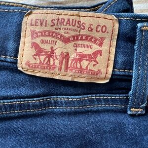 BNWOT Levi’s 311 Shaping Skinny Jeans Size 31 Indigo